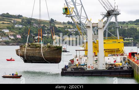 L'épave est soulevée sur le pont du navire-grue flottant Lara 1 Keelbeg Pier Union Hall, West Cork, Irlande Banque D'Images