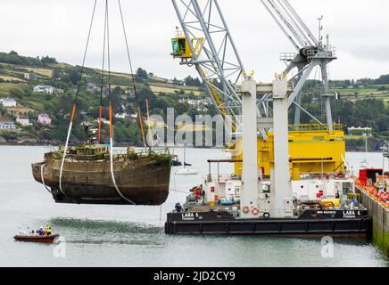 L'épave est soulevée sur le pont du navire-grue flottant Lara 1 Keelbeg Pier Union Hall, West Cork, Irlande Banque D'Images