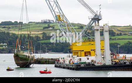 L'épave est soulevée sur le pont du navire-grue flottant Lara 1 Keelbeg Pier Union Hall, West Cork, Irlande Banque D'Images