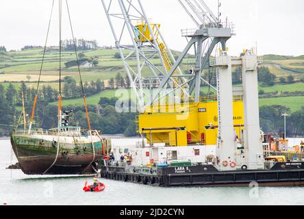 L'épave est soulevée sur le pont du navire-grue flottant Lara 1 Keelbeg Pier Union Hall, West Cork, Irlande Banque D'Images