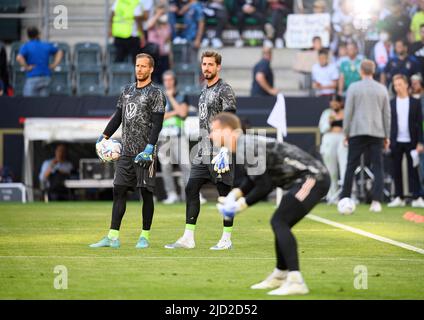 Borussia Monchengladbach, Allemagne. 14th juin 2022. De gauche à droite goalwart Oliver BAUMANN (GER), goalwart Kevin TRAPP (GER) regardant goalwart Manuel NEUER (GER) se réchauffer Soccer UEFA Nations League, match day 4, Allemagne (GER) - Italie (ITA) 5:2, on 14.06.2022 à Borussia Monchengladbach/Allemagne. Crédit : dpa/Alay Live News Banque D'Images