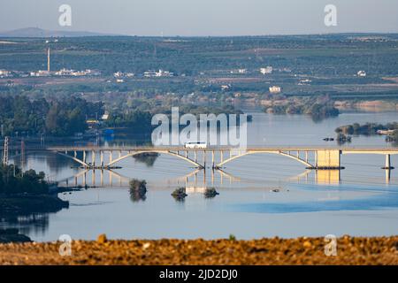 Le pont de Birecik traversant l'Euphrate. Birecik, Türkiye. Banque D'Images