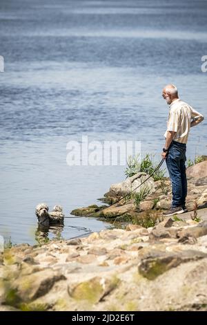 2022-06-17 14:03:20 ARCHEN - les gens cherchent un rafraîchissement près des Maas dans Archen. Il est tropical chaud dans beaucoup d'endroits. ANP ROB ENGELAR pays-bas sortie - belgique sortie Banque D'Images