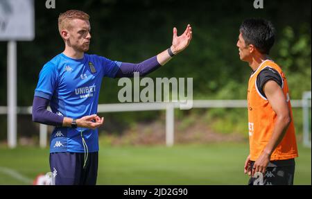 Charleroi, Belgique. 17th juin 2022. Edward Still, entraîneur en chef de Charleroi, et Ryota Morioka, de Charleroi, photographiés lors d'une séance d'entraînement en prévision de la saison 2022-2023, de l'équipe belge de football de première division Sporting Charleroi, vendredi 17 juin 2022 à Charleroi. BELGA PHOTO VIRGINIE LEFOUR crédit: Belga News Agency/Alay Live News Banque D'Images