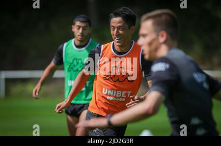 Charleroi, Belgique. 17th juin 2022. Ryota Morioka de Charleroi photographié lors d'une séance d'entraînement en prévision de la saison 2022-2023, de l'équipe belge de football de première division Sporting Charleroi, vendredi 17 juin 2022 à Charleroi. BELGA PHOTO VIRGINIE LEFOUR crédit: Belga News Agency/Alay Live News Banque D'Images