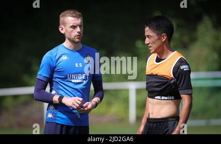 Charleroi, Belgique. 17th juin 2022. Edward Still, entraîneur en chef de Charleroi, et Ryota Morioka, de Charleroi, photographiés lors d'une séance d'entraînement en prévision de la saison 2022-2023, de l'équipe belge de football de première division Sporting Charleroi, vendredi 17 juin 2022 à Charleroi. BELGA PHOTO VIRGINIE LEFOUR crédit: Belga News Agency/Alay Live News Banque D'Images