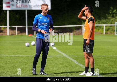 Charleroi, Belgique. 17th juin 2022. Edward Still, entraîneur en chef de Charleroi, et Ryota Morioka, de Charleroi, photographiés lors d'une séance d'entraînement en prévision de la saison 2022-2023, de l'équipe belge de football de première division Sporting Charleroi, vendredi 17 juin 2022 à Charleroi. BELGA PHOTO VIRGINIE LEFOUR crédit: Belga News Agency/Alay Live News Banque D'Images