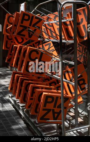 Boîtes à pizza devant un restaurant à Barcelone, Espagne. Banque D'Images