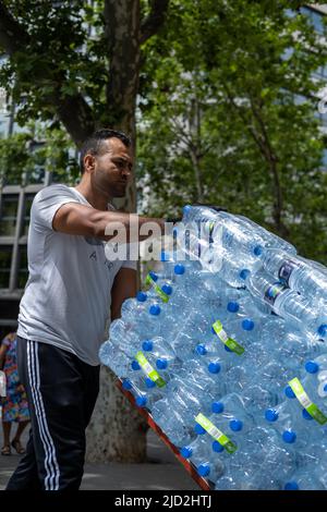 Une livraison de bouteilles d'eau à Barcelone, Espagne. Banque D'Images