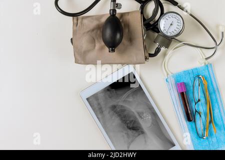 Une fois les stimulateurs cardiaques installés, rayons X du thorax dans la vue numérique de la tablette Banque D'Images