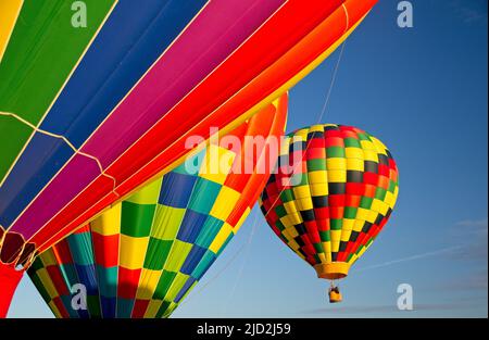 trois ballons d'air chaud multicolores dans le ciel bleu, canada Banque D'Images