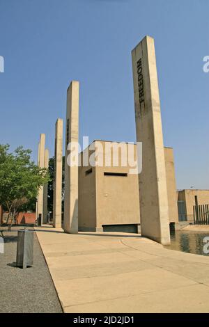 Les piliers de la Constitution et le bassin de réflexion à l'entrée du Musée de l'apartheid, Johannesburg, Gauteng, Afrique du Sud. Banque D'Images