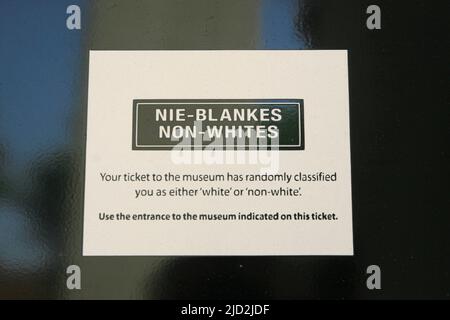 Billets d'entrée discriminatoires pour le musée de l'apartheid, Johannesburg, Gauteng, Afrique du Sud. Banque D'Images