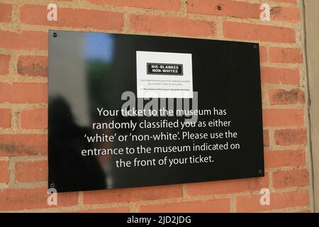 Billets d'entrée discriminatoires pour le musée de l'apartheid, Johannesburg, Gauteng, Afrique du Sud. Banque D'Images