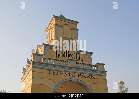 Gros plan sur le toit de l'arche d'entrée principale du parc à thème Gold Reef City, Johannesburg, Gauteng, Afrique du Sud. Banque D'Images