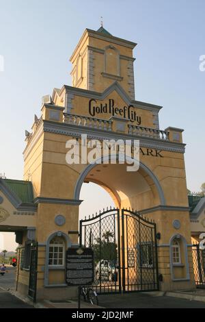 Arche d'entrée principale du parc à thème Gold Reef City, Johannesburg, Gauteng, Afrique du Sud. Banque D'Images