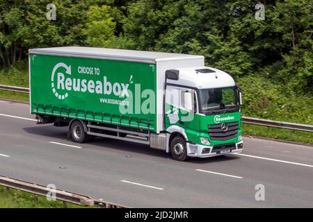 « Choisissez REUSEABOX » 2018 Mercedes-Benz 1827L 7698cc Diesel Truck ; conduite sur l'autoroute M6, Manchester, Royaume-Uni Banque D'Images