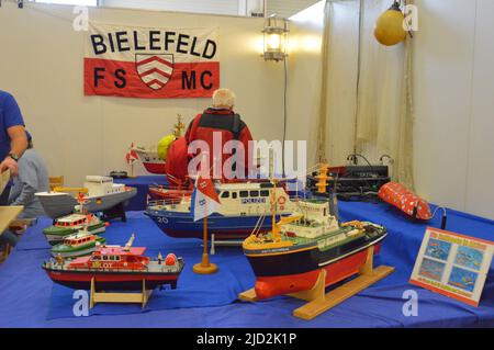 Les clubs de construction de maquettes exposent leurs navires modèles. Salon de construction de maquettes à Bad Salzufflen 2022 Banque D'Images