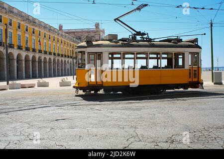Tramway jaune typique de Lisbonne au Portugal, vide. Banque D'Images