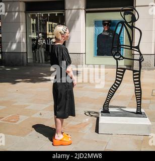 Londres, Royaume-Uni. 17th juin 2022. L'artiste Roman Lokati présente le look de Chelsea, Mary Quant, le Royal Borough de Kensington Chelsea, cinquième piste d'art public annuelle. L'ouest de Londres sera animé par des œuvres d'art public dynamiques et immersives, gratuites pour tous pendant toute la durée de l'été. Ouvert le 18 juin, le public Art Trail présentera des sculptures, des installations et des expositions de classe mondiale dans tout le quartier. Crédit : Paul Quezada-Neiman/Alay Live News Banque D'Images