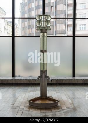 Karlovy Vary, République Tchèque - 26 mai 2022: Vrdlo Une fontaine de boisson chaude de source verre Sculpture à l'intérieur de la Colonnade de source chaude ou Vridelni Kolonada Banque D'Images