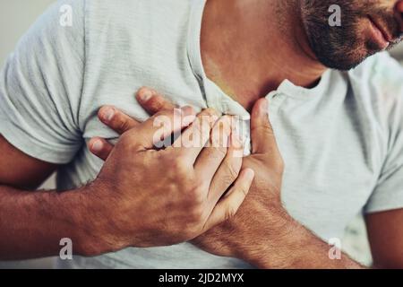 La douleur thoracique est la pire. Prise de vue d'un jeune homme méconnaissable tenant sa poitrine mal à l'aise avec ses mains en raison de douleurs dans cette zone. Banque D'Images