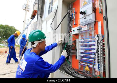 Itabuna, bahia, brésil - 23 mai 2022 : électricien travaillant sur le tableau de distribution électrique d'une école en construction dans la ville d'Itabuna. Banque D'Images