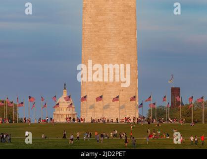 Derniers rayons du soleil sur le Washington Memorial et le dôme du bâtiment du Capitole des États-Unis, Washington, DC, États-Unis Banque D'Images