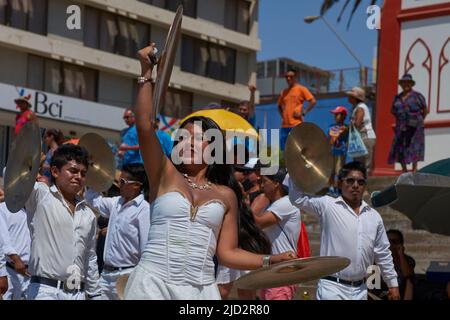 Bande d'un groupe de danse de Morenada effectuer au cours d'une parade de rue à l'assemblée annuelle Carnaval andin à Arica, Chili Banque D'Images