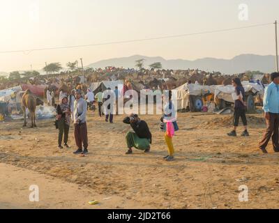 Pushkar, Inde du Rajasthan - 04 novembre 2019 : les chameaux se sont rassemblés pour le meilleur festival de chameaux de l'Inde à l'exposition de chameaux de Pushkar Banque D'Images