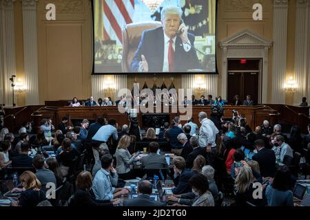 WASHINGTON, DC - 16 JUIN : une image de l'ancien président Donald Trump est exposée lors de la troisième audience du comité spécial de la Chambre pour enquêter sur l'attaque de 6 janvier sur le Capitole des États-Unis dans le bâtiment de la Maison-canon à 16 juin 2022, Washington, DC. Le comité bipartisan, qui rassemble depuis près d'un an des preuves liées à l'attaque de 6 janvier au Capitole des États-Unis, présente ses conclusions dans une série d'audiences télévisées. Sur 6 janvier 2021, les partisans de l'ancien président Donald Trump ont attaqué le Capitole des États-Unis lors d'une tentative de perturber le Congrès Banque D'Images