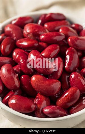 Matières organiques rouge les haricots rouges dans un bol Banque D'Images