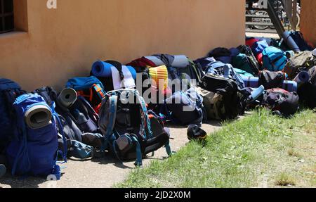 pile de beaucoup de sacs à dos et de sacs pendant le camp d'été de scout Banque D'Images