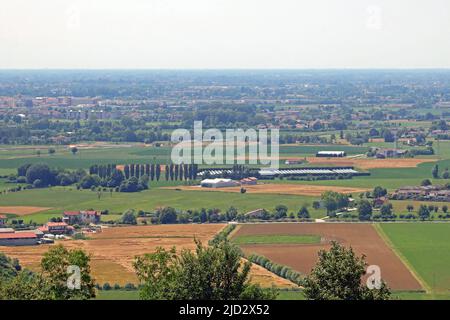 Paysage de vastes terres plates appelé Pianura Padana en langue italienne en Italie du Nord avec ferme et champs cultivés Banque D'Images