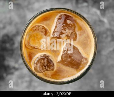 Gros plan sur un verre de Latte à café glacé Banque D'Images