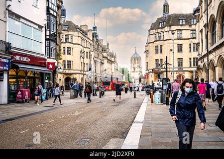 Centre-ville d'Oxford en regardant depuis Cornmarket Street en face de High Street vers St Aldgate's avec Tom Tower of Christ Church au loin de l'Angleterre Banque D'Images