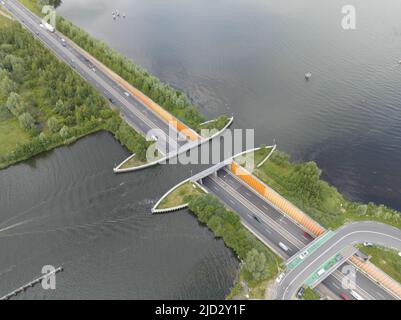 Aqueduc Veluwemeer près de Harderwijk transport route d'autoroute asphaltée pour le passage de la circulation sous une voie navigable rivière lac infrastructure dans le Banque D'Images