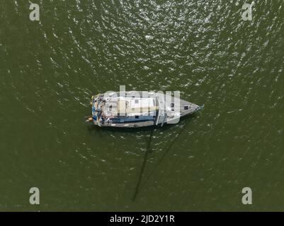 Voile yacht de loisirs navire de haut en bas vue aérienne drone. Bateau de loisirs privé motorisé marin maritime isolé sur le lac de l'eau de mer. Banque D'Images