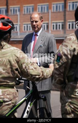 Le comte de Wessex rencontre des jeunes participant en Gen22, au programme héritage de Birmingham 2022 lors d’une visite à la City Academy de Birmingham. Date de la photo: Vendredi 17 juin 2022. Banque D'Images