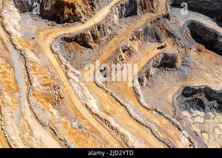Vue aérienne des terrasses industrielles sur la mine de minéraux. Exploitation minière à ciel ouvert. Vue de dessus de drone. Banque D'Images