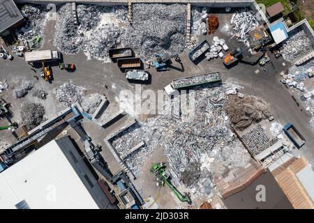 Recyclage de l'aluminium. Vue aérienne du lieu de stockage en aluminium. Vue de dessus sur la technologie industrielle. Banque D'Images
