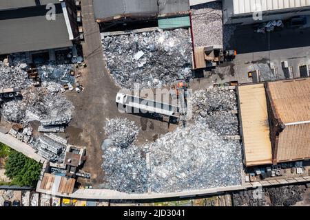 Recyclage de l'aluminium. Vue aérienne du lieu de stockage en aluminium. Vue de dessus sur la technologie industrielle. Banque D'Images