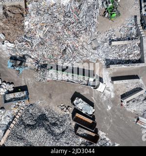 Recyclage de l'aluminium. Vue aérienne du lieu de stockage en aluminium. Vue de dessus sur la technologie industrielle. Banque D'Images