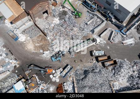 Recyclage de l'aluminium. Vue aérienne du lieu de stockage en aluminium. Vue de dessus sur la technologie industrielle. Banque D'Images