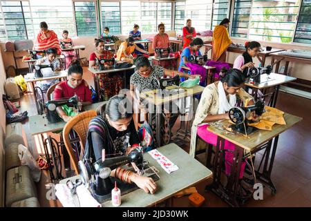 Femmes de classe de couture à Asha Deep Trust Self Help Centre à Kolkata, Bengale occidental, Inde, Banque D'Images