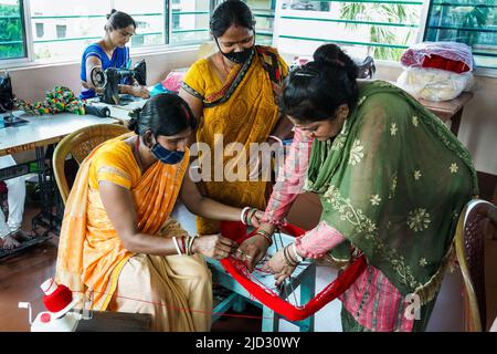 Femmes de classe de couture à Asha Deep Trust Self Help Centre à Kolkata, Bengale occidental, Inde, Banque D'Images