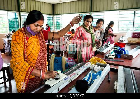Femmes de classe de couture à Asha Deep Trust Self Help Centre à Kolkata, Bengale occidental, Inde, Banque D'Images