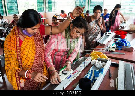 Femmes de classe de couture à Asha Deep Trust Self Help Centre à Kolkata, Bengale occidental, Inde, Banque D'Images
