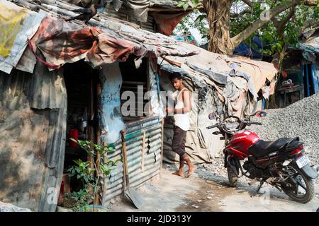 Résidents de la Nouvelle taure d'Alipane sous le pont de Durgapar à Kolkata, Inde Banque D'Images