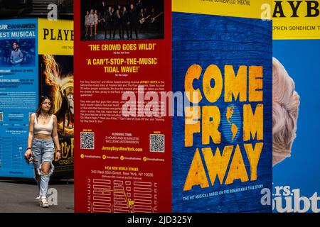 Le géant Playbill signe des pièces de théâtre sur Broadway à Manhattan, New York Banque D'Images